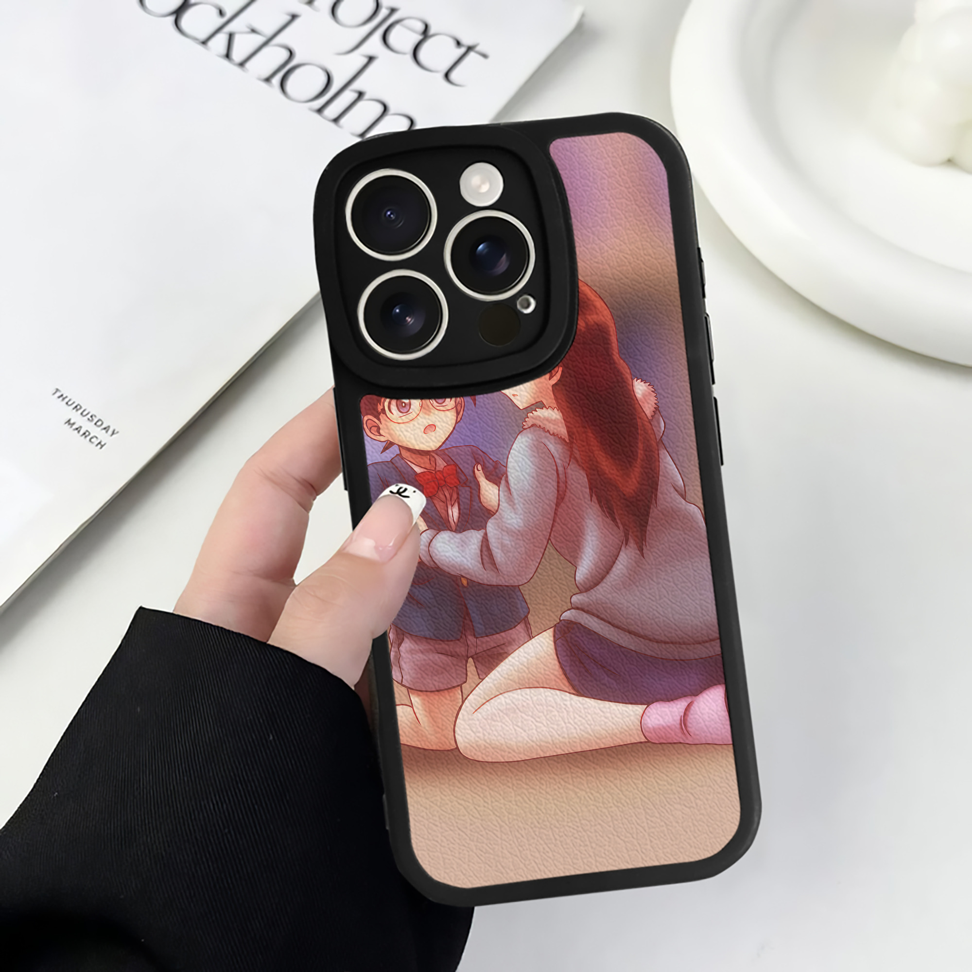 （画像用） 名探偵コナン Detective Conan 【iPhone 16シリーズ対応】シリコンスマホケース（レザー調） 材質：シリコン